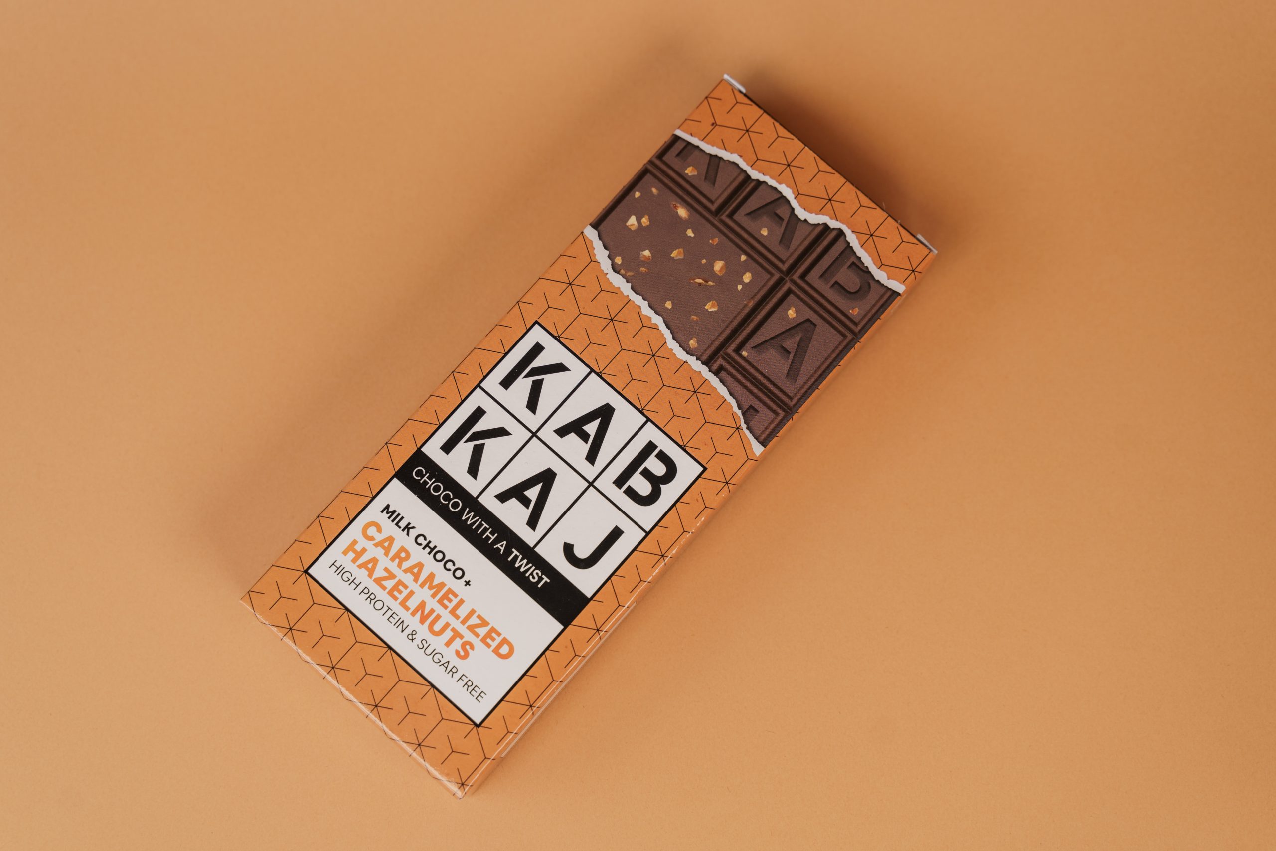 kabkaj-milk-choco-caramelized Kabkaj - Milk Choco + Caramelized Hazelnuts - chocolate de leite com avelãs caramelizadas, sem açúcar, rico em proteína