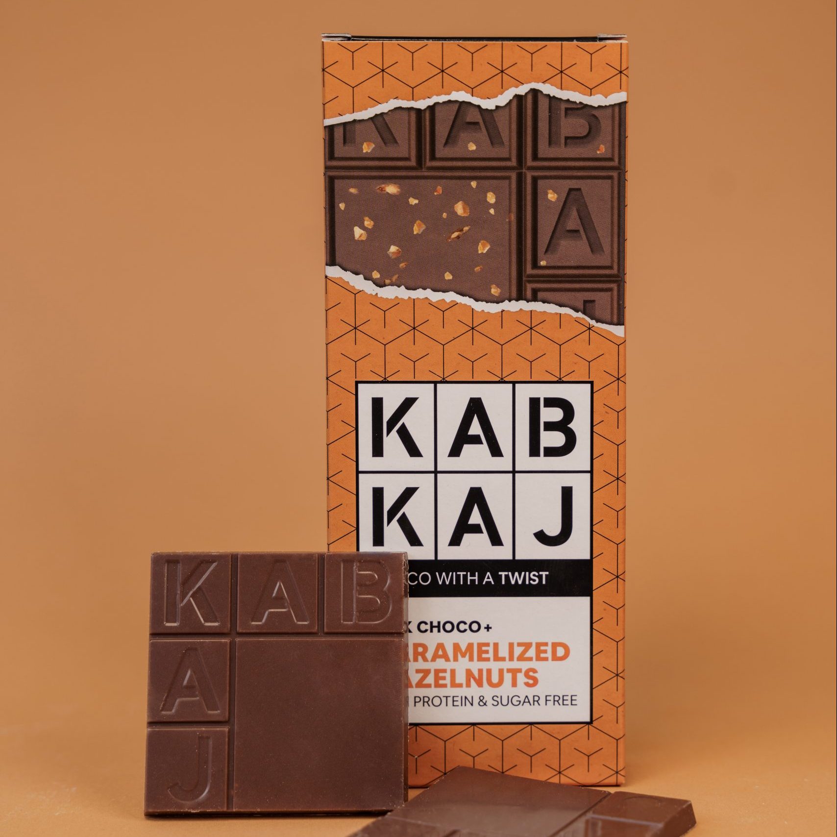 kabkaj-milk-choco-hazelnuts Kabkaj - Milk Choco + Caramelized Hazelnuts - chocolate de leite com avelãs caramelizadas, sem açúcar, rico em proteína