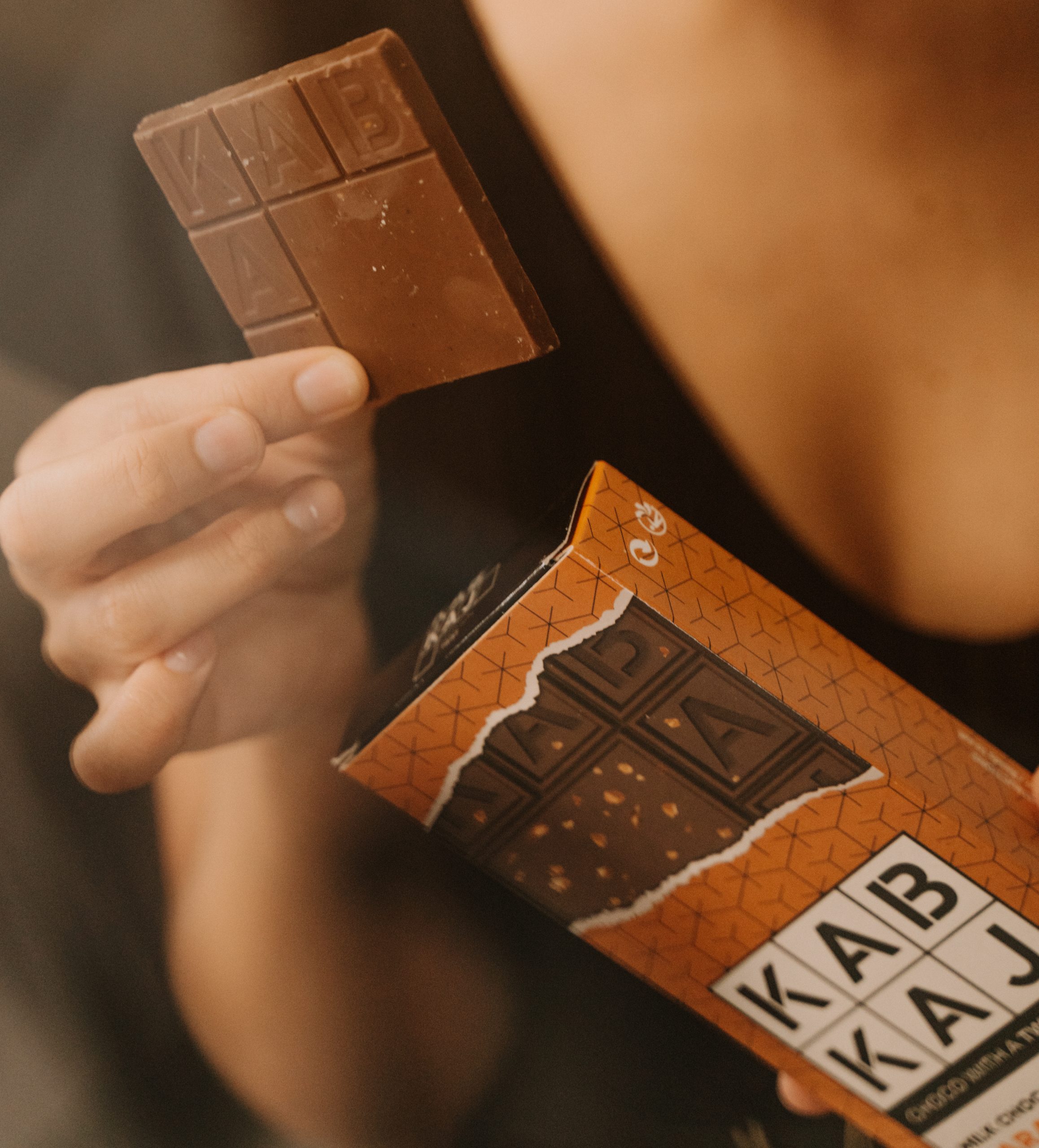 kabkaj - milk choco caramelized hazelnuts Kabkaj - Milk Choco Caramelized Hazelnuts - tablete de chocolate de leite, enriquecida com avelãs caramelizadas, apta para dieta.